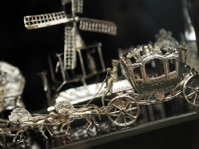 英國(guó)“王室拼圖”首亮相 84歲女王最愛(ài)“盲拼”