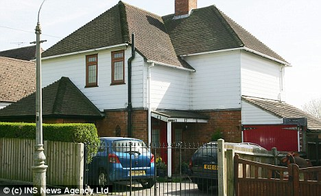 擔(dān)心兒子命喪阿戰(zhàn)一英兵母親自縊 父親隨后也上吊