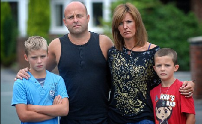 本想“乘風(fēng)破浪”卻成“高空急墜” 英父子大難不死