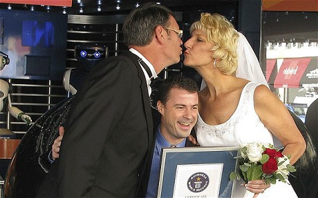 美國(guó)一對(duì)夫婦身高總和達(dá)4.07米 打破世界紀(jì)錄