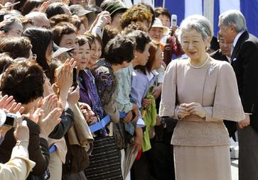 日本天皇夫婦慶祝結(jié)婚50周年 邀百對(duì)金婚老人同賀