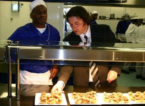 英國監(jiān)獄開高級餐廳 廚師服務(wù)員均為囚犯