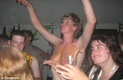 英童子軍特大丑聞:學(xué)員易裝派對