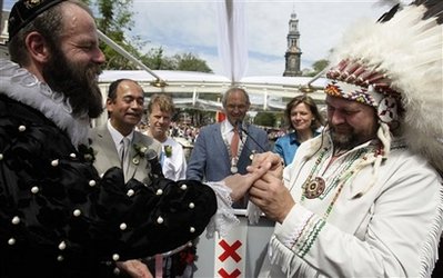 萬人見證阿姆斯特丹市長(zhǎng)為同性戀人主婚