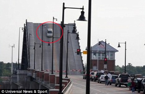 美女司機(jī)開車遇吊橋開啟高空煞車嚇破膽