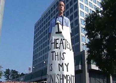 英男子搞斯通遭妻子“貼標(biāo)”當(dāng)眾示街