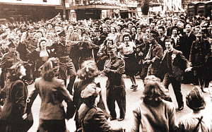 英國一男子淘來二戰(zhàn)明信片上 竟有亡母身影