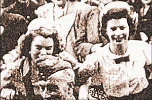 英國一男子淘來二戰(zhàn)明信片上 竟有亡母身影