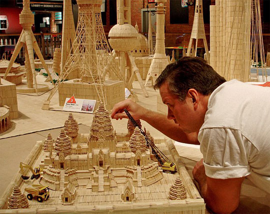 美國(guó)男子6年用600萬(wàn)根牙簽搭建世界建筑(組圖)