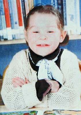 法夫婦虐打8歲智障女兒致死