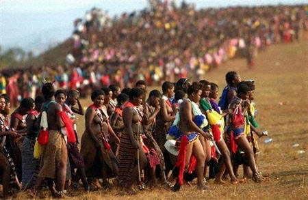 非洲酋長選妃萬人盛況:展示純潔的身體