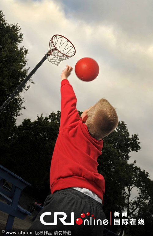 英國7歲盲童利用回聲定位準確投籃