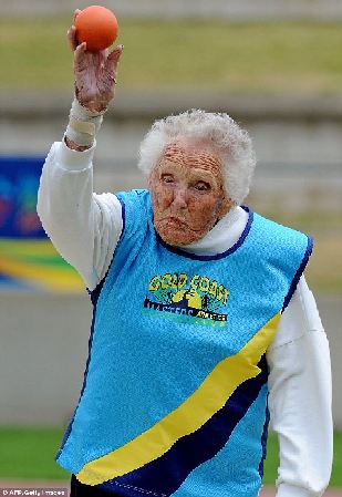 2009世界大師錦標(biāo)賽 百歲老太奪鉛球冠軍