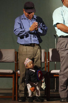 準(zhǔn)“世界最矮男人”過18歲生日 希望早日找到佳人