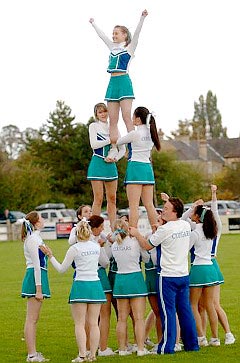 劍橋大學(xué)800年來(lái)組建首支美女啦啦隊(duì)