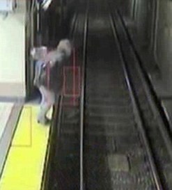 組圖：美一婦女醉臥鐵軌 司機(jī)及時(shí)剎車避免慘劇