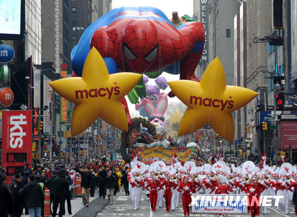 紐約感恩節(jié)大游行 數(shù)百萬(wàn)人沿途觀看