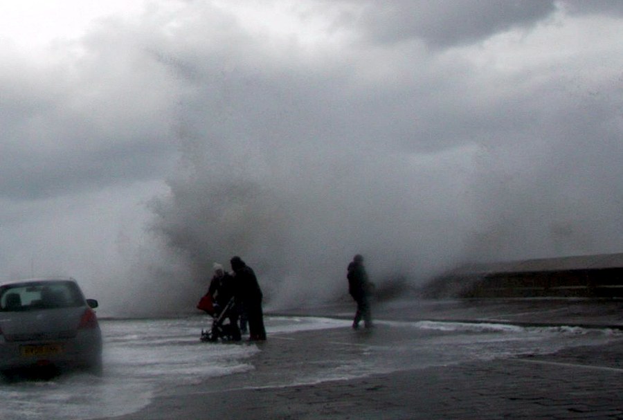 英國(guó)夫妻和寶寶海邊散步險(xiǎn)被巨浪吞噬