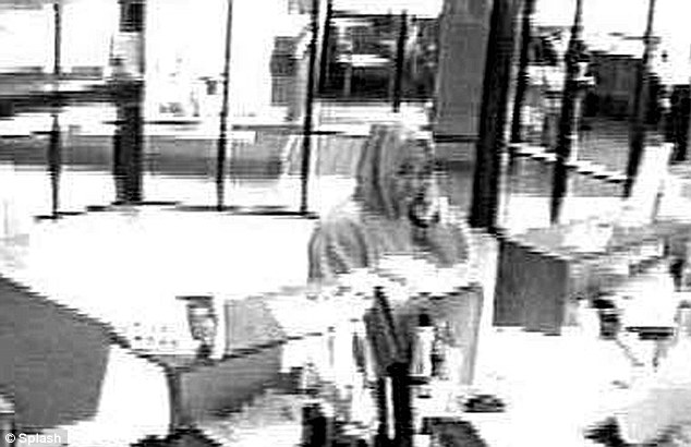 美十幾歲女孩搶銀行鎮(zhèn)定自若 輕松逃脫不知所蹤