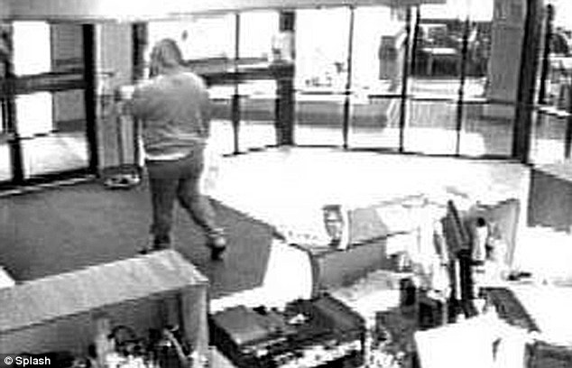 美十幾歲女孩搶銀行鎮(zhèn)定自若 輕松逃脫不知所蹤