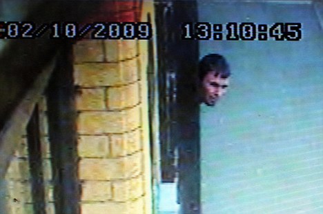 英國殺人犯用鞋帶開鎖逃獄