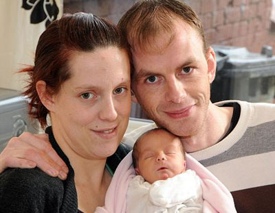 英產(chǎn)婦送醫(yī)院遭醫(yī)生“遺棄” 丈夫憑記憶成功接生