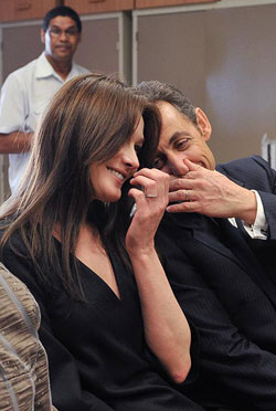 圖片新聞：薩科齊與妻子布呂尼甜蜜婚姻的21個(gè)瞬間