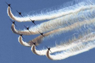 英“紅箭”特技飛行隊(duì)兩機(jī)相撞一架墜毀 飛行員逃生