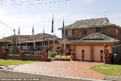 英王室粉絲自制“王座馬桶” 住所儼然“小白金漢宮”