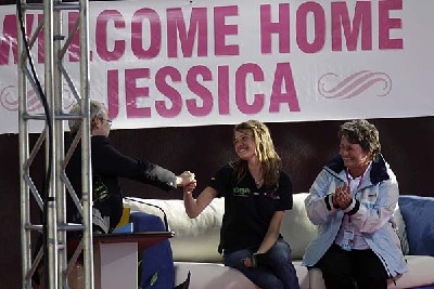 澳少女孤帆環(huán)游世界凱旋 總理、州長和上萬粉絲迎接