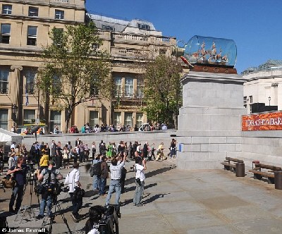 倫敦一廣場(chǎng)展出“瓶中船” 紀(jì)念特拉法爾加海戰(zhàn)