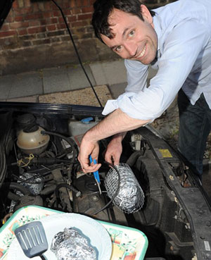 圖片新聞三則：汽車烤牛排、嗷嗷待哺、氦氣球旅行