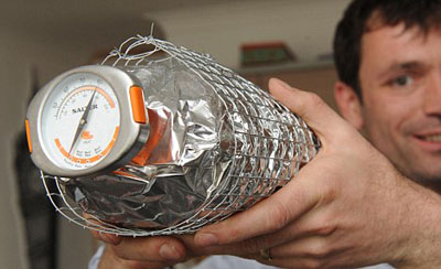 圖片新聞三則：汽車烤牛排、嗷嗷待哺、氦氣球旅行