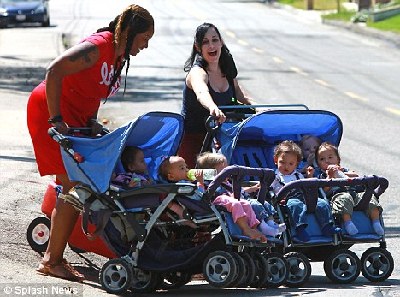 無力養(yǎng)活14娃瀕臨破產(chǎn) 美8胞胎之母申請救濟