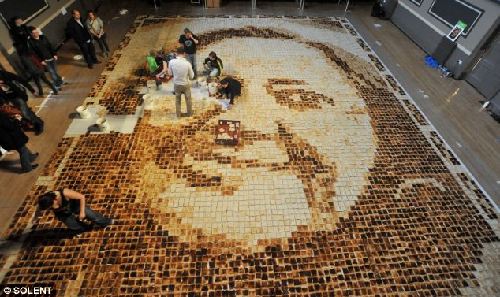 兒媳獻(xiàn)給婆婆生日禮物：世界最大烤面包片肖像拼圖