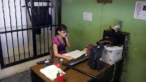 無人敢上崗 墨西哥20歲女學(xué)生勇當(dāng)小鎮(zhèn)警長