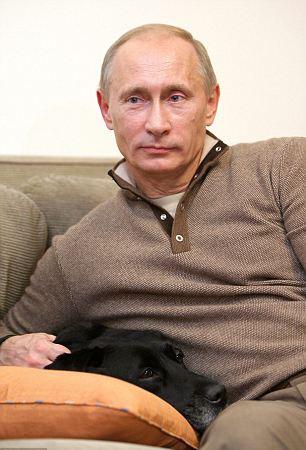 普京夫婦鏡頭前“秀恩愛” 結(jié)婚戒指“泄天機”？