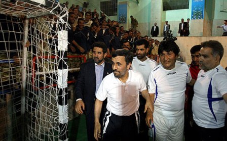 內(nèi)賈德與到訪?？偨y(tǒng)大展球技 配合默契驚艷射門