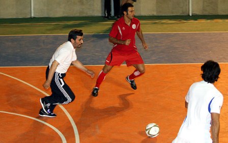 內(nèi)賈德與到訪?？偨y(tǒng)大展球技 配合默契驚艷射門