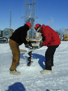 美科學家在南極鋪設“冰立方” 試圖尋找暗物質(zhì)線索