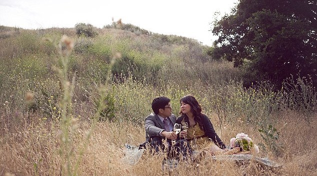 美國(guó)一對(duì)情侶拍另類“僵尸”訂婚照 一夜爆紅網(wǎng)絡(luò)