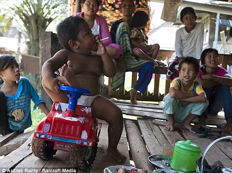 印尼小煙民震驚世界:2歲兒童吞云吐霧