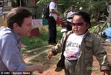 印尼小煙民震驚世界:2歲兒童吞云吐霧