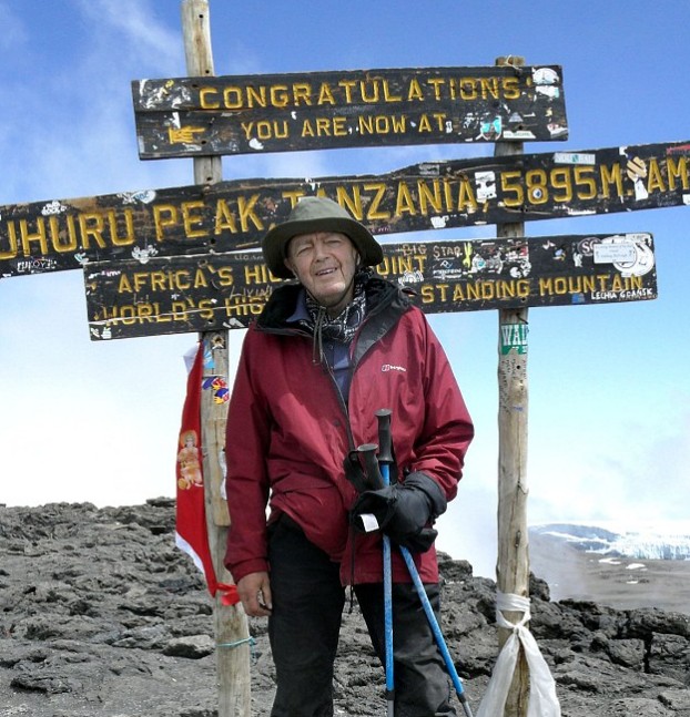 英70歲老漢登頂非洲之巔 短信老妻報喜竟成絕筆