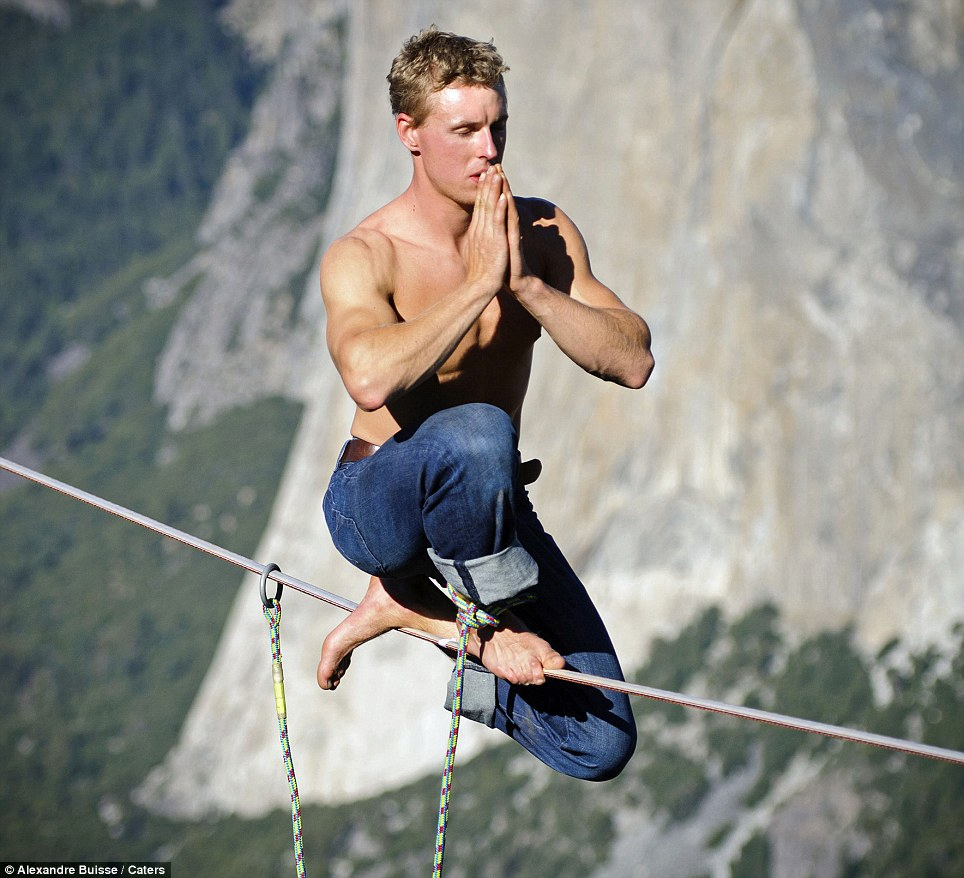 無(wú)任何安全防護(hù) 奧地利“鋼絲超人”徒手漫步近千米高空