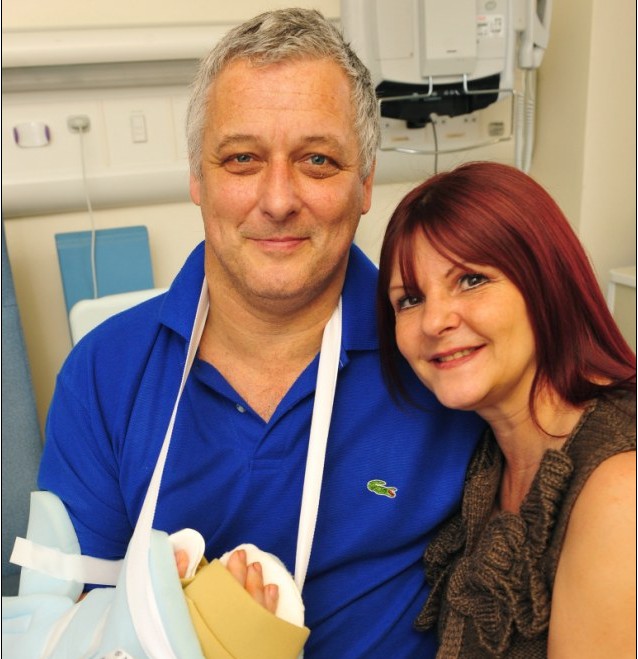 英國獨創(chuàng)“除舊換新”手部移植手術 51歲患者指頭已能動