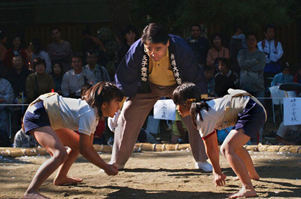 看看日本“變態(tài)”的女子相撲文化【組圖】
