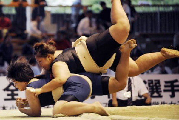 看看日本“變態(tài)”的女子相撲文化【組圖】