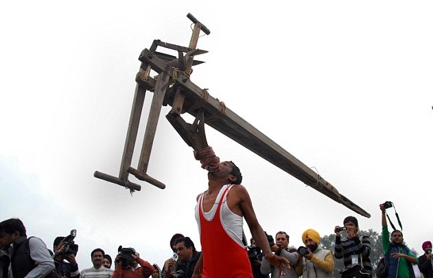 頭發(fā)拉車、牙齒搬磚 印度鄉(xiāng)村奧運(yùn)會牛人顯神通