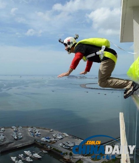 巴拿馬發(fā)明家設(shè)計(jì)出緊急降落傘 可供寫字樓職員逃生